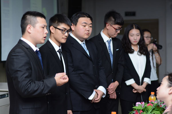 团队认真回答评委老师的问题.JPG 团队认真回答评委老师的问题.JPG