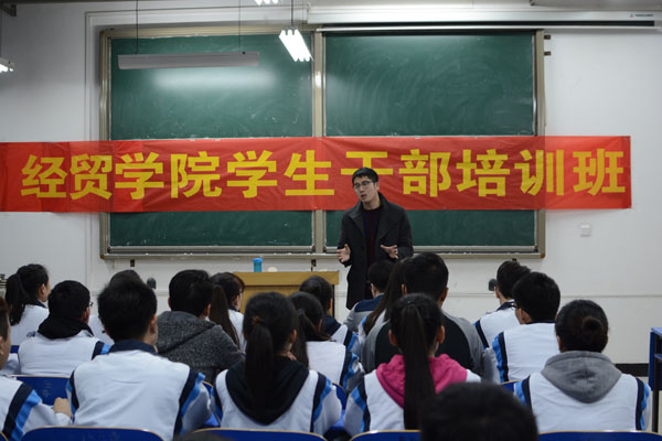 鹿龙老师与员工交流.JPG 鹿龙老师与员工交流.JPG