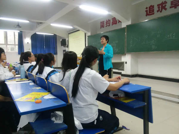 员工们认真的听课.jpg 员工们认真的听课.jpg