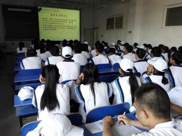 员工认真做记录.jpg 员工认真做记录.jpg