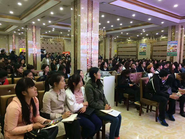 员工参加专场招聘会.jpg