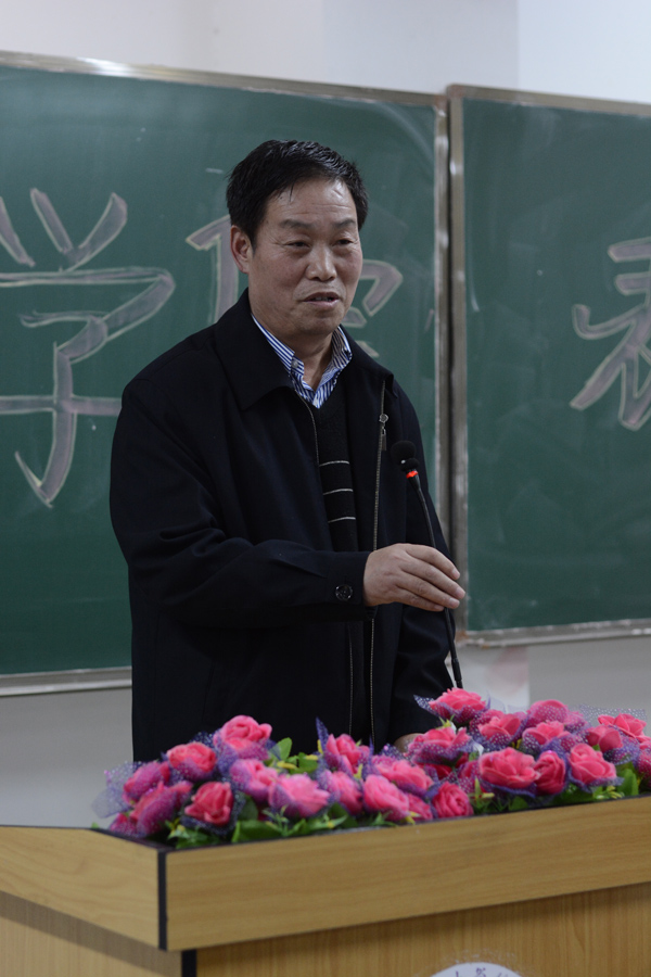贾经理做重要讲话.JPG 贾经理做重要讲话.JPG