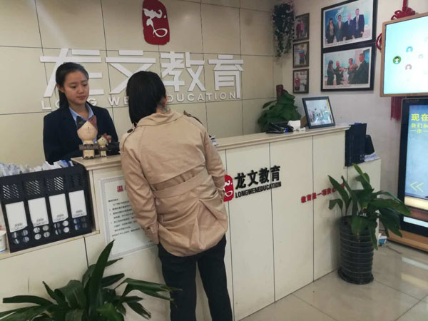 员工参加面试.jpg