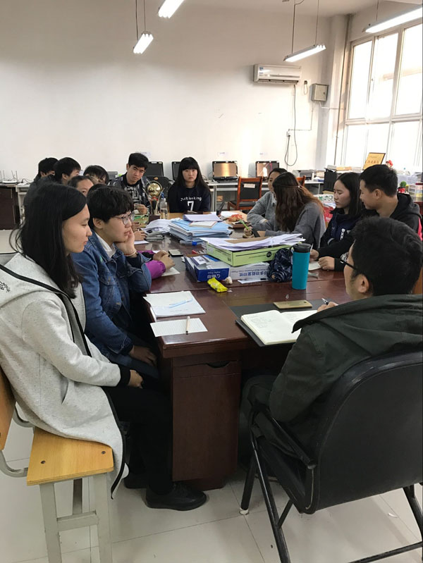 鹿龙老师与员工座谈.jpg 鹿龙老师与员工座谈.jpg
