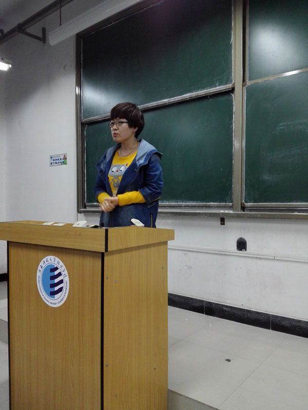 宋娜娜老师主持结业典礼.jpg 宋娜娜老师主持结业典礼.jpg