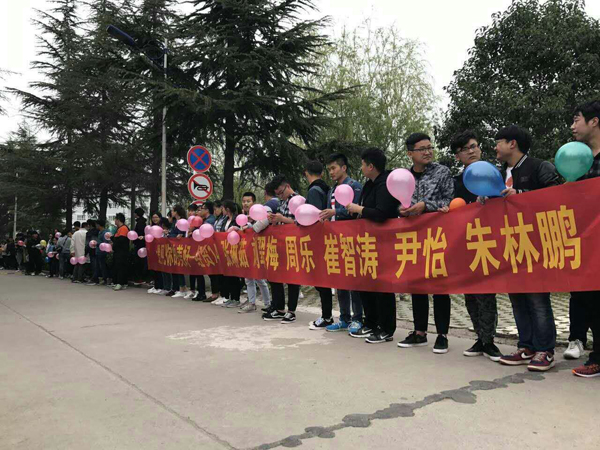 热烈欢送经贸师生奔赴上海.jpg 热烈欢送经贸师生奔赴上海.jpg