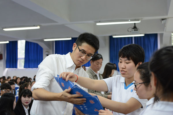 颁发证书.JPG 颁发证书.JPG